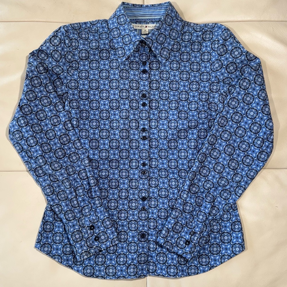 Tommy Hilfiger Women’s Fitted Blue Floral Geometric Button Down Shirt